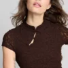 Blusa con cuello alto texturizado