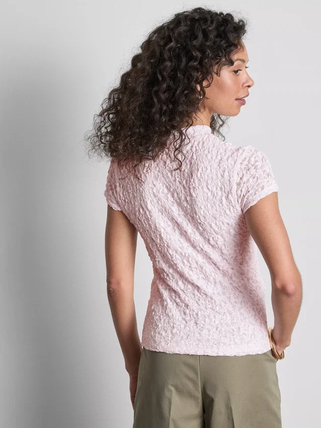 Blusa con cuello alto texturizado