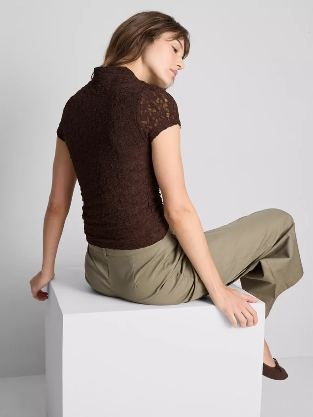 Blusa con cuello alto texturizado