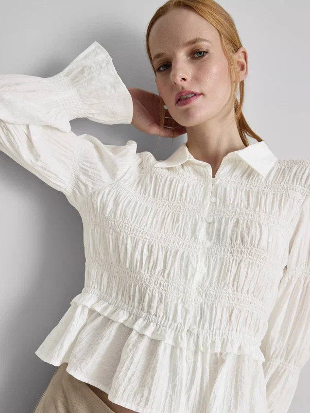 Blusa con dobladillo fruncido tipo peplum