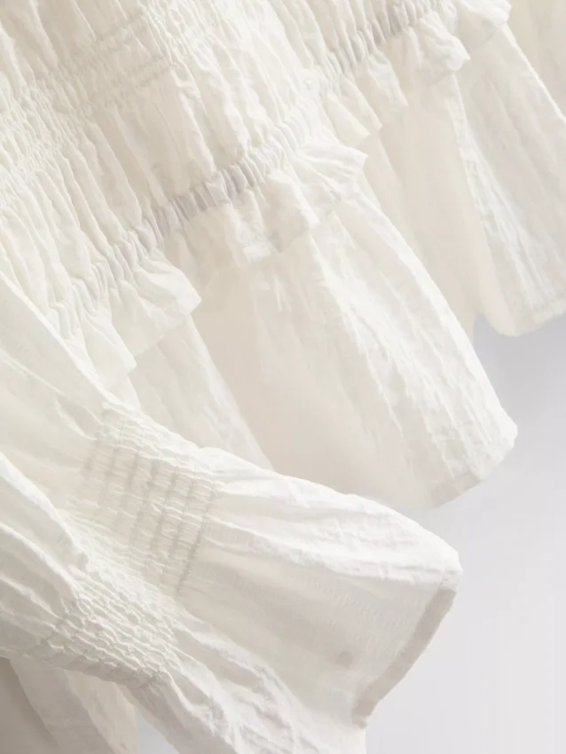 Blusa con dobladillo fruncido tipo peplum