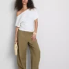 Blusa con hombros descubiertos y fruncidos de Paula Echevarría
