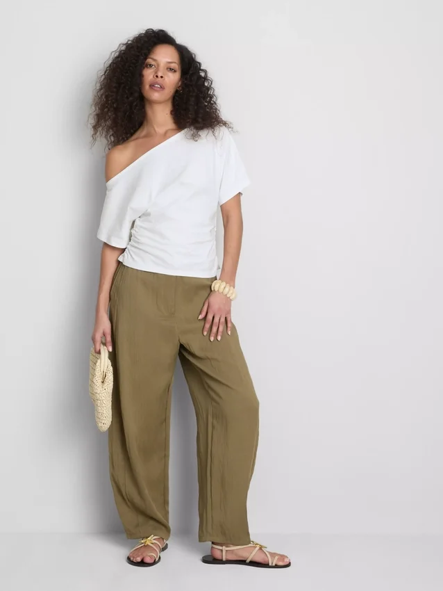 Blusa con hombros descubiertos y fruncidos de Paula Echevarría