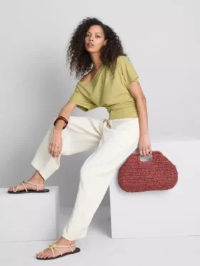 Blusa con hombros descubiertos y fruncidos de Paula Echevarría