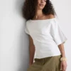 Blusa con hombros descubiertos y fruncidos de Paula Echevarría