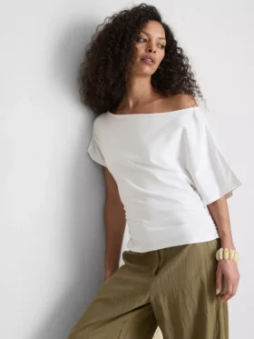 Blusa con hombros descubiertos y fruncidos de Paula Echevarría