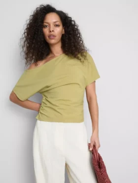 Blusa con hombros descubiertos y fruncidos de Paula Echevarría