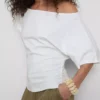 Blusa con hombros descubiertos y fruncidos de Paula Echevarría