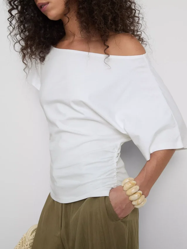 Blusa con hombros descubiertos y fruncidos de Paula Echevarría