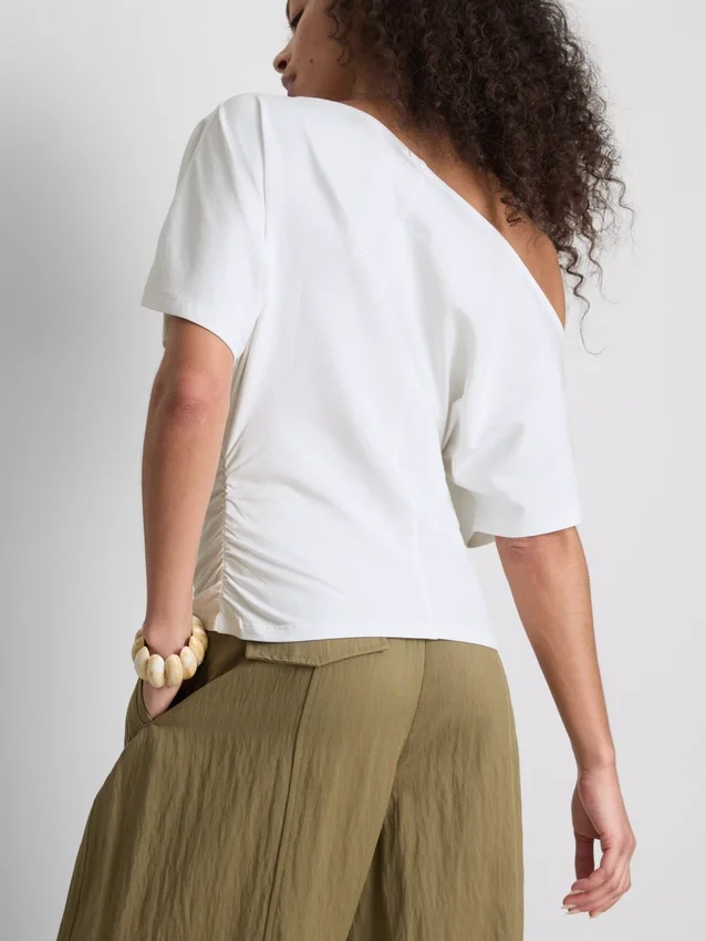 Blusa con hombros descubiertos y fruncidos de Paula Echevarría