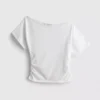 Blusa con hombros descubiertos y fruncidos de Paula Echevarría