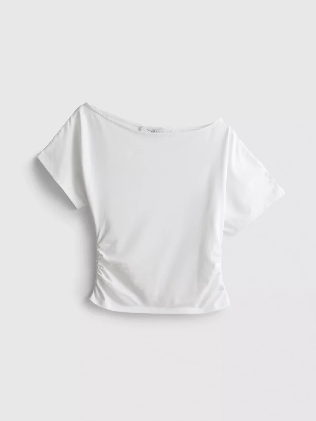 Blusa con hombros descubiertos y fruncidos de Paula Echevarría