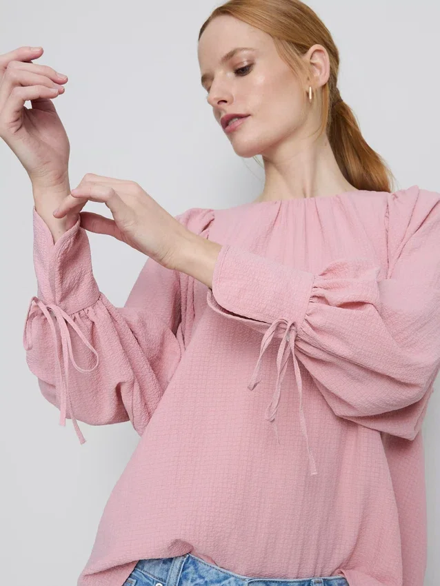 Blusa con mangas abullonadas texturizadas