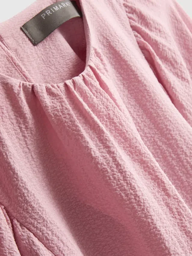 Blusa con mangas abullonadas texturizadas