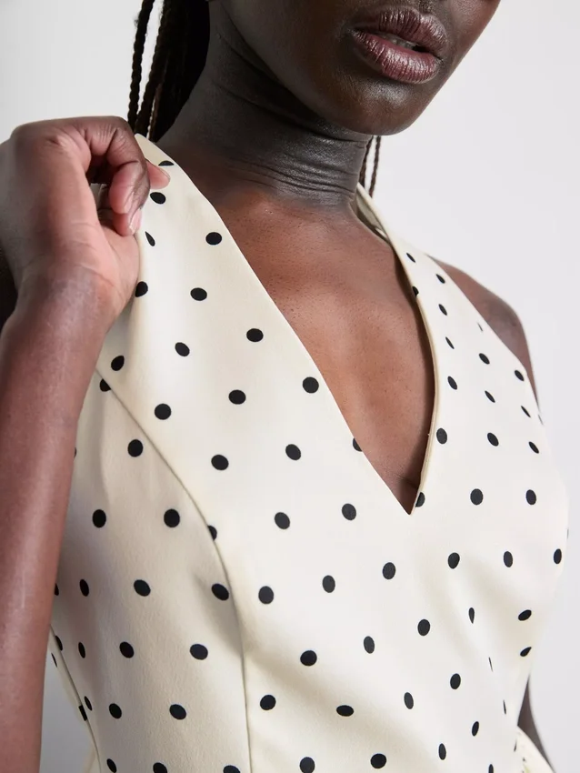 Blusa con peplum y cuello halter de lunares