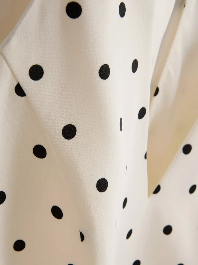 Blusa con peplum y cuello halter de lunares