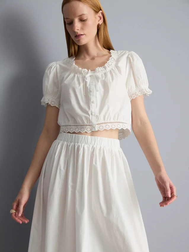 Blusa corta de popelín de algodón con mangas abullonadas