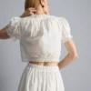 Blusa corta de popelín de algodón con mangas abullonadas