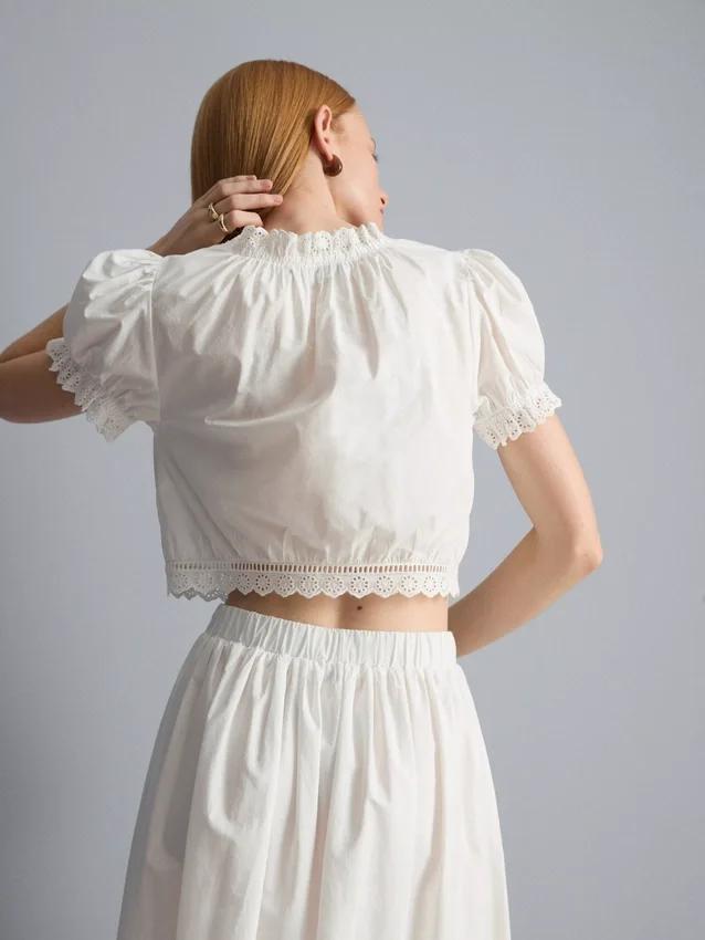 Blusa corta de popelín de algodón con mangas abullonadas