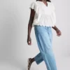 Blusa de algodón con mangas festoneadas y bordados