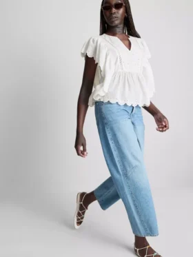 Blusa de algodón con mangas festoneadas y bordados