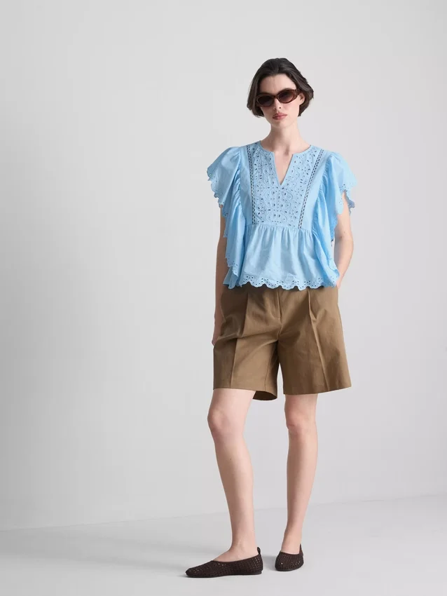 Blusa de algodón con mangas festoneadas y bordados