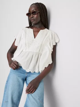 Blusa de algodón con mangas festoneadas y bordados