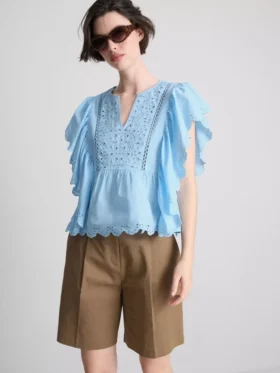 Blusa de algodón con mangas festoneadas y bordados
