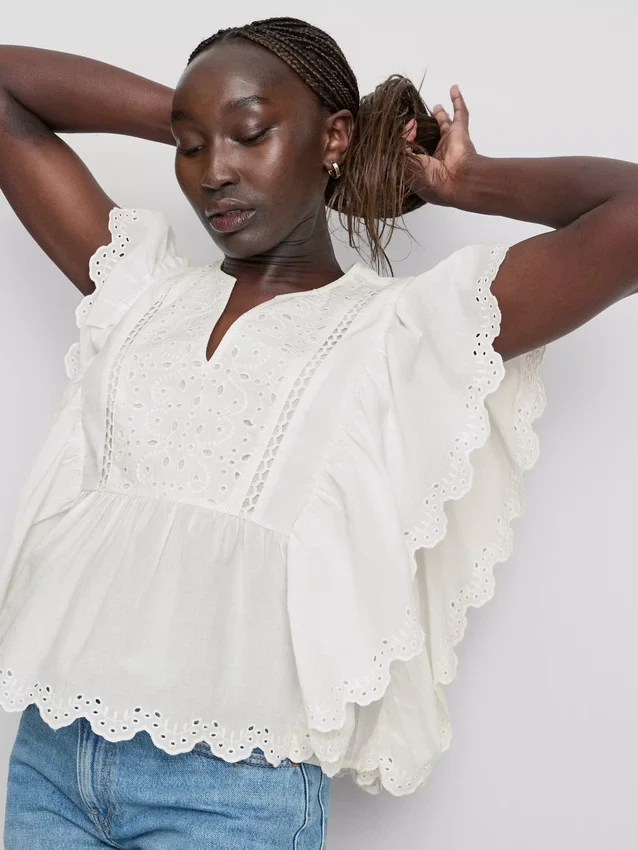 Blusa de algodón con mangas festoneadas y bordados