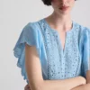 Blusa de algodón con mangas festoneadas y bordados