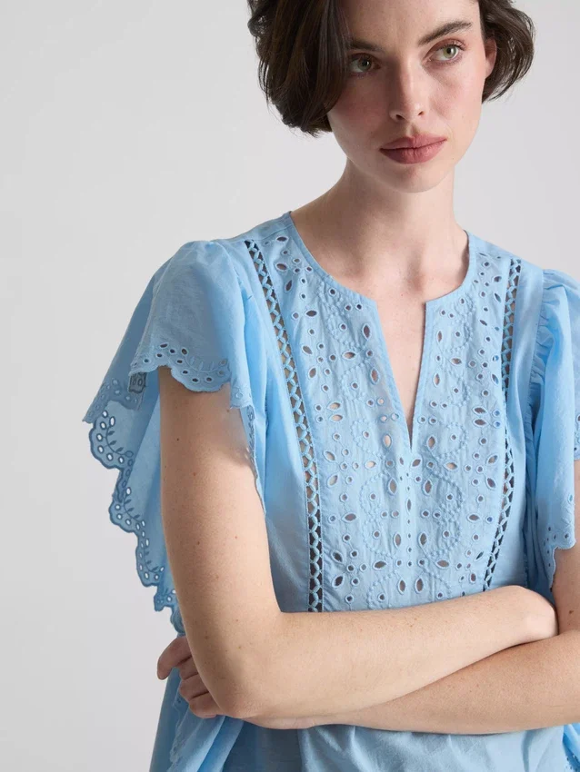 Blusa de algodón con mangas festoneadas y bordados