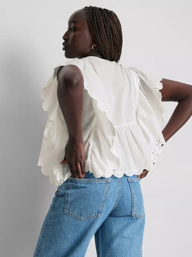 Blusa de algodón con mangas festoneadas y bordados