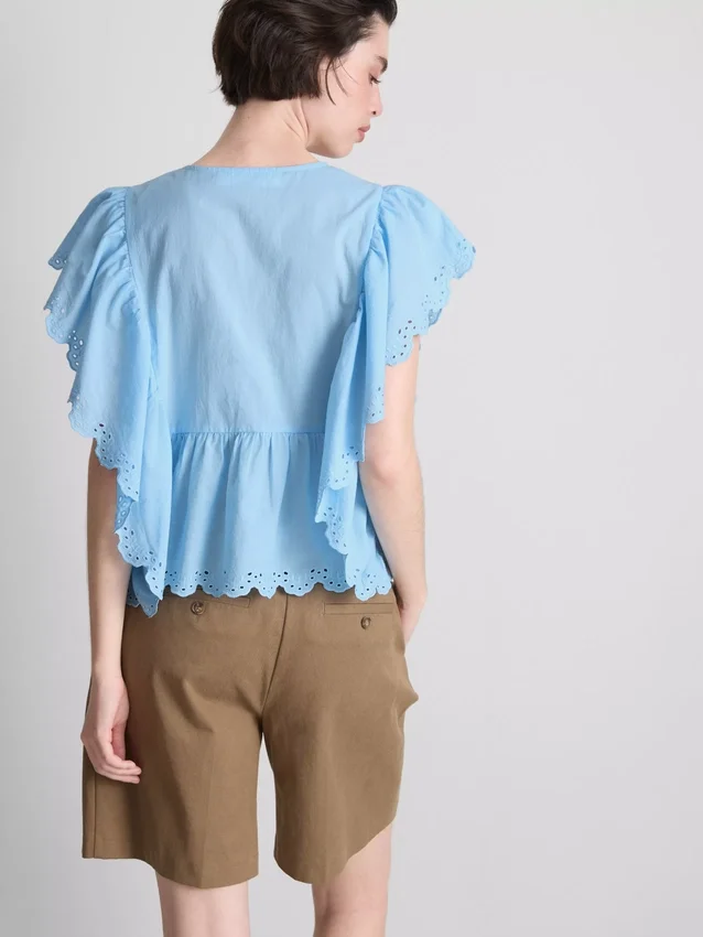 Blusa de algodón con mangas festoneadas y bordados