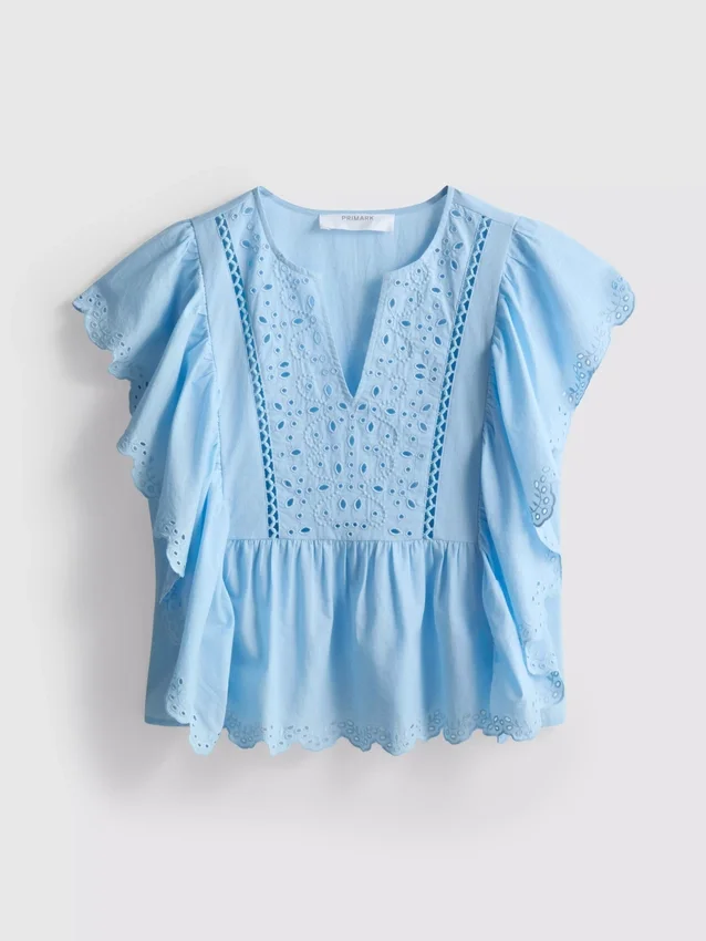 Blusa de algodón con mangas festoneadas y bordados
