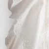 Blusa de algodón con mangas festoneadas y bordados