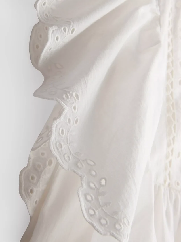 Blusa de algodón con mangas festoneadas y bordados