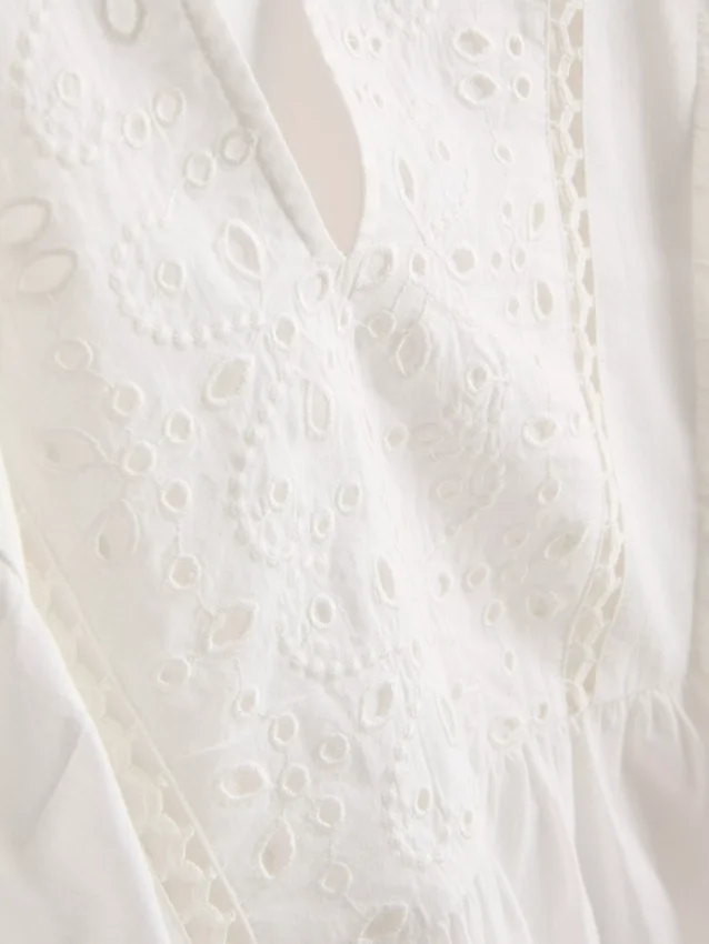Blusa de algodón con mangas festoneadas y bordados
