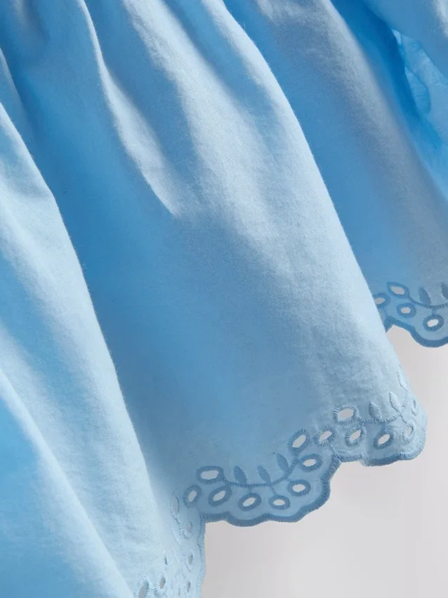 Blusa de algodón con mangas festoneadas y bordados