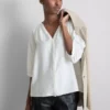 Blusa de cuello en V con mangas 3/4