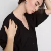 Blusa de cuello en V con mangas 3/4