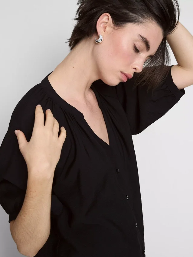 Blusa de cuello en V con mangas 3/4