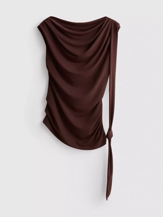 Blusa de jersey drapeada con un solo hombro