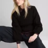 Blusa de manga larga con cuello barco fruncido