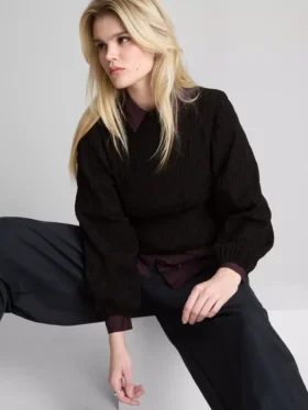 Blusa de manga larga con cuello barco fruncido