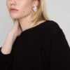 Blusa de manga larga con cuello barco fruncido
