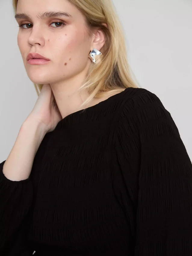 Blusa de manga larga con cuello barco fruncido