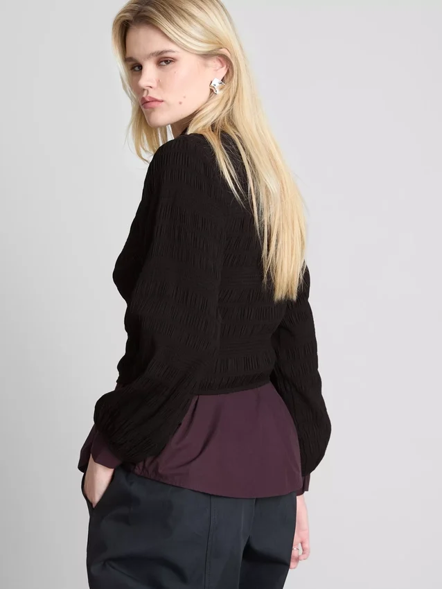 Blusa de manga larga con cuello barco fruncido