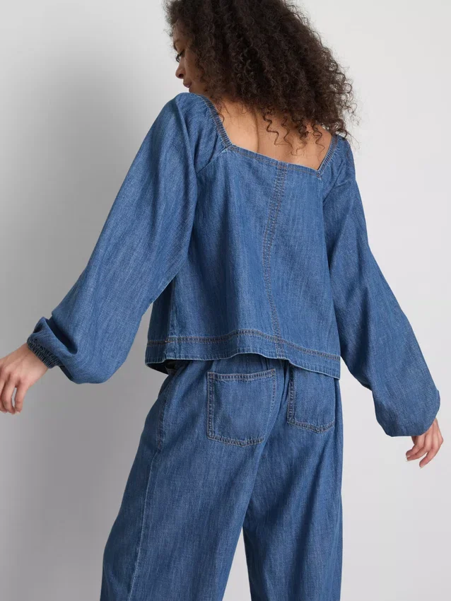 Blusa de mezclilla con mangas abullonadas de Paula Echevarría