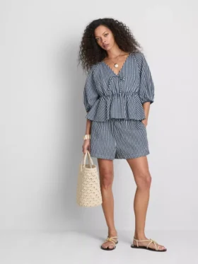 Blusa de Paula Echevarría con mangas abullonadas y rayas de seersucker