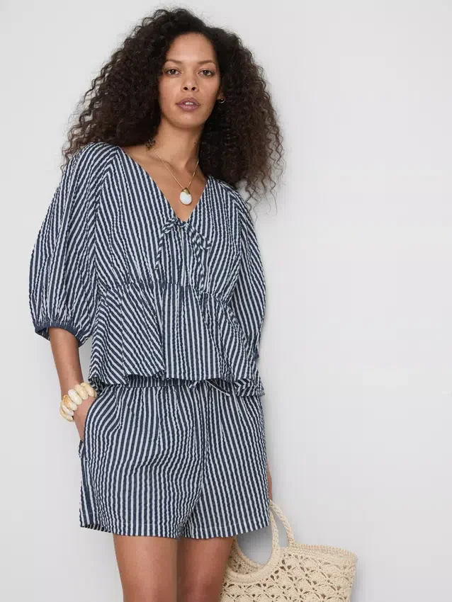Blusa de Paula Echevarría con mangas abullonadas y rayas de seersucker